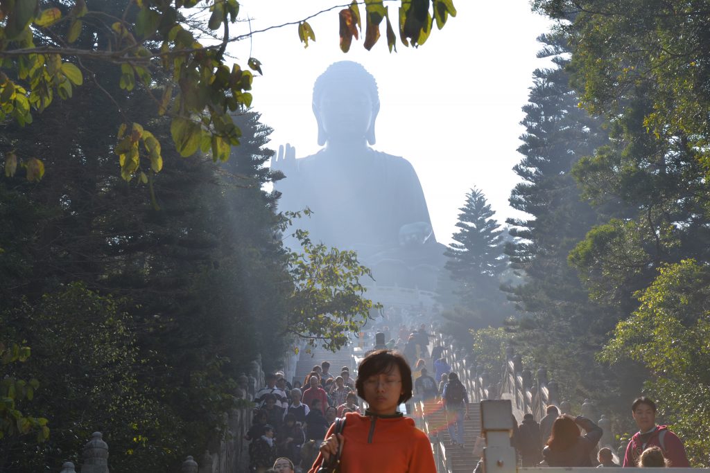 Blick auf riesigen Buddha auf Lantau Island