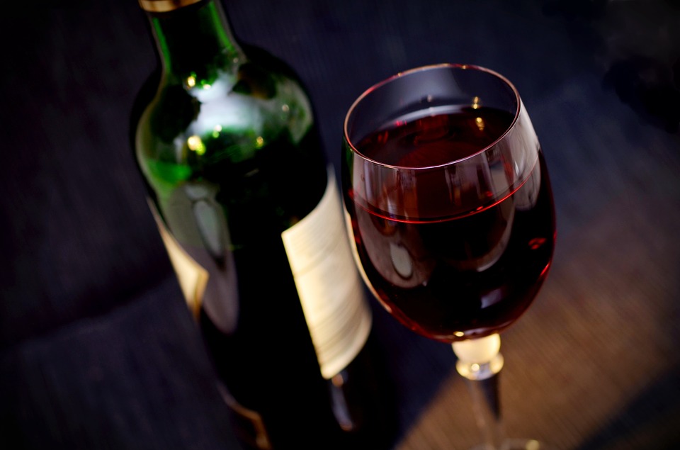 https://pixabay.com/de/wein-rotwein-glas-trinken-alkohol-541922/