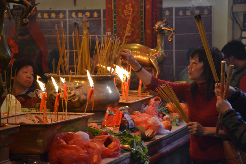 Betende in einem Tempel in Hongkong