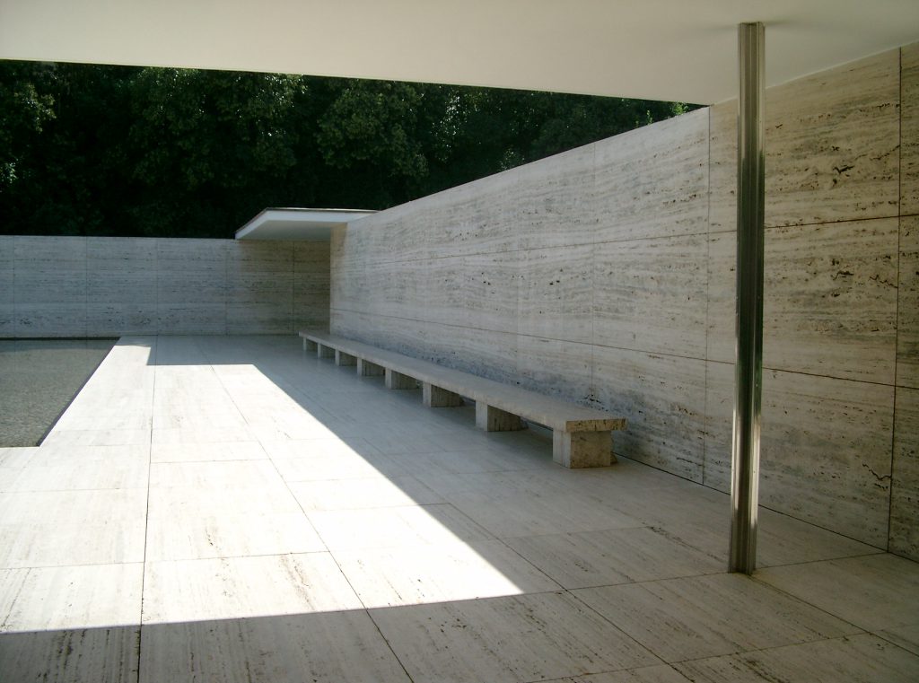 Außenansicht des Barcelona Pavillons von Mies van der Rohe in Barcelona