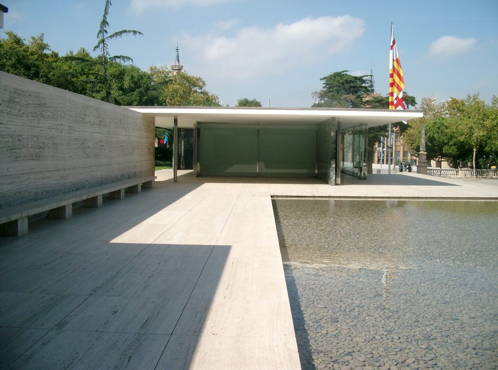 Außenansicht des Barcelona Pavillons von Mies van der Rohe in Barcelona