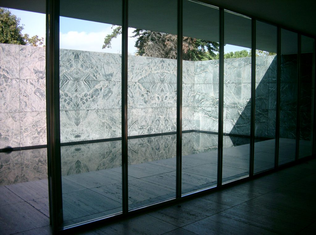 Außenansicht des Barcelona Pavillons von Mies van der Rohe in Barcelona