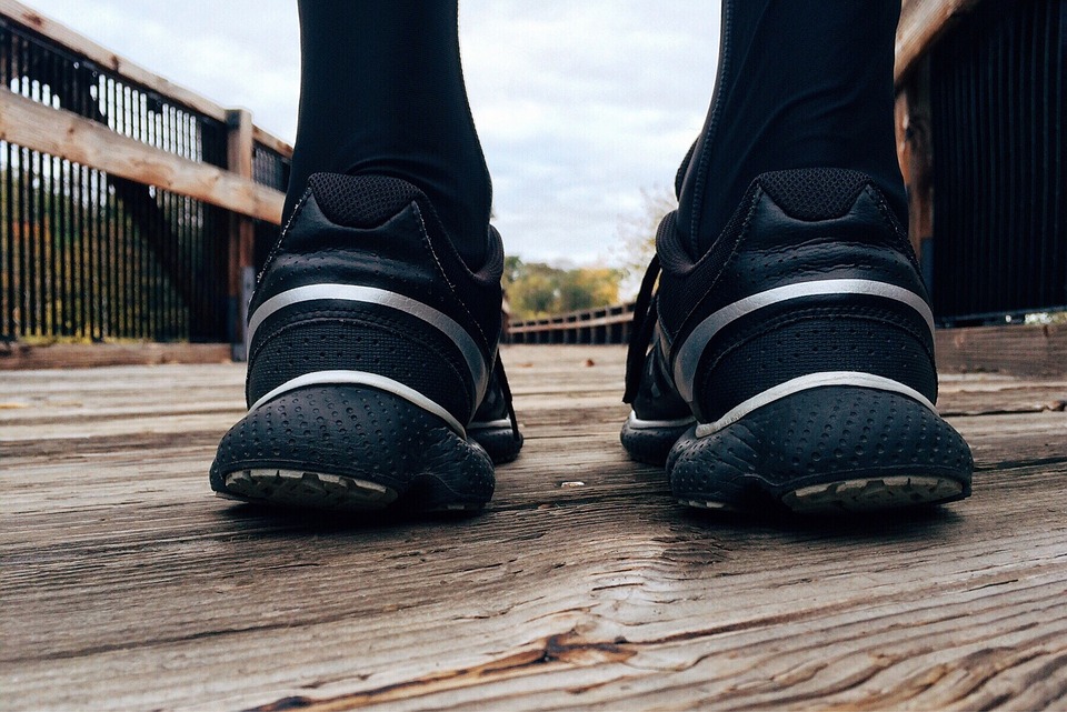 Füße einer Person mit Laufschuhen