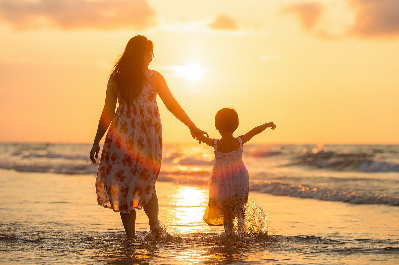 Mutter mit Kind am Strand